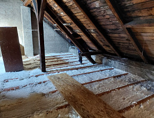 Zateplení stropu bytového domu pomocí foukané izolace